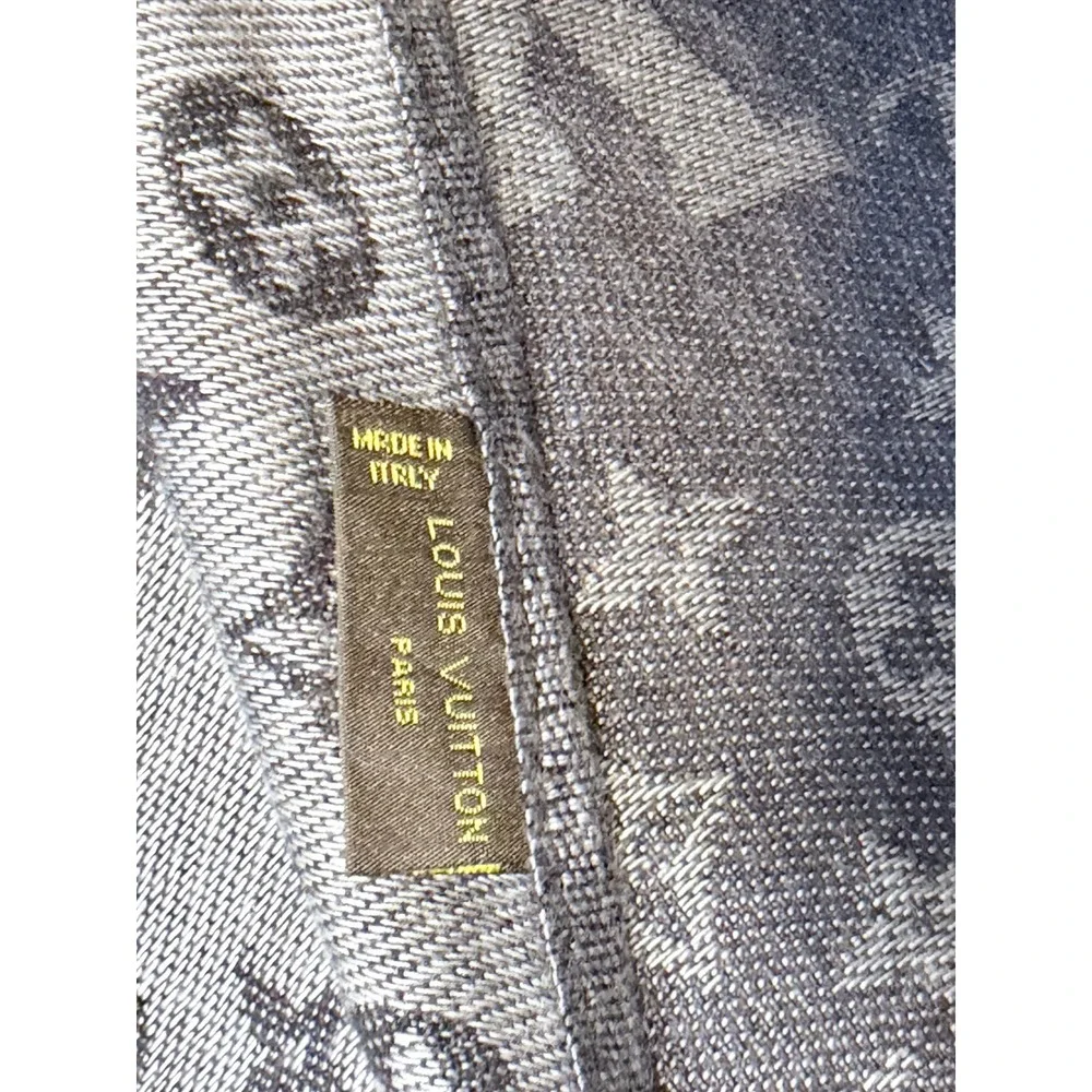 Flat $200 Sale Louis Vuitton Grey Monogram 100% Wool Scarf Made in Italy Fringe